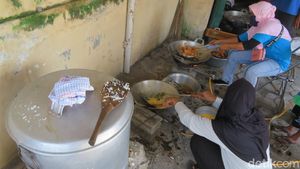 Sibuknya Dapur Umum di Barak Pengungsi Merapi Glagaharjo Sleman