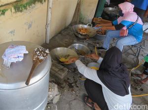Sibuknya Dapur Umum di Barak Pengungsi Merapi Glagaharjo Sleman Sibuknya Dapur Umum di Barak Pengungsi Merapi Glagaharjo Sleman