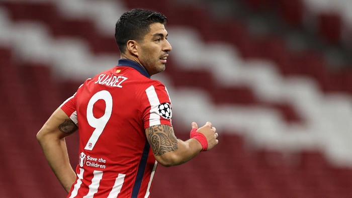 MADRID, SPAIN - OCTOBER 27: Luis Suarez of Atletico de Madrid in action during the UEFA Champions League Group A stage match between Atletico Madrid and RB Salzburg at Estadio Wanda Metropolitano on October 27, 2020 in Madrid, Spain. Football Stadiums around Europe remain empty due to the Coronavirus Pandemic as Government social distancing laws prohibit fans inside venues resulting in fixtures being played behind closed doors. (Photo by Angel Martinez/Getty Images)