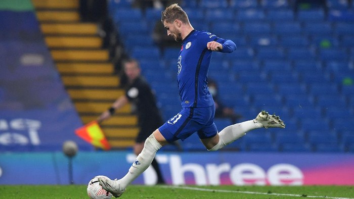 LONDON, ENGLAND - NOVEMBER 07: Timo Werner of Chelsea scores his teams fourth goal during the Premier League match between Chelsea and Sheffield United at Stamford Bridge on November 07, 2020 in London, England. Sporting stadiums around the UK remain under strict restrictions due to the Coronavirus Pandemic as Government social distancing laws prohibit fans inside venues resulting in games being played behind closed doors. (Photo by Ben Stansall - Pool/Getty Images)