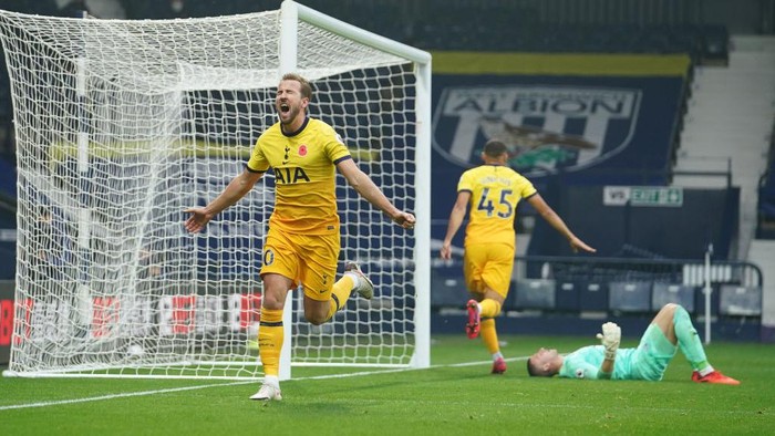 WEST BROMWICH, ENGLAND - NOVEMBER 08: Harry Kane of Tottenham Hotspur celebrates after scoring his sides first goal during the Premier League match between West Bromwich Albion and Tottenham Hotspur at The Hawthorns on November 08, 2020 in West Bromwich, England. Sporting stadiums around the UK remain under strict restrictions due to the Coronavirus Pandemic as Government social distancing laws prohibit fans inside venues resulting in games being played behind closed doors. (Photo by Dave Thompson - Pool/Getty Images)