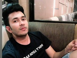 Viral Pria Ganteng Jualan Peyek, Berawal dari Kamar Kost