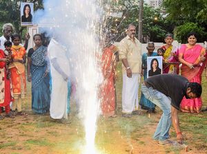 Diwali Tiba Lebih Awal di Kampung Leluhur Wapres AS Terpilih Kamala Harris Diwali Tiba Lebih Awal di Kampung Leluhur Wapres AS Terpilih Kamala Harris