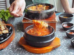 6 Etika Makan di Korea Selatan Ini Perlu Kamu Tahu, Erat Nilai Kesopanan