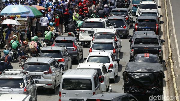Ada Demo Buruh, Lalin Depan DPR Macet