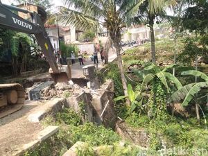 Alat Berat Dikerahkan untuk Bersihkan Puing Jembatan Ambruk di Kuningan