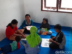 Anak-anak Pengungsi Gunung Merapi Belajar Daring di Barak Pengungsian