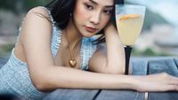 Pose Seksi Anya Geraldine saat Nongkrong di Kafe Instagenik