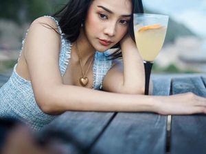 Pose Seksi Anya Geraldine saat Nongkrong di Kafe Instagenik