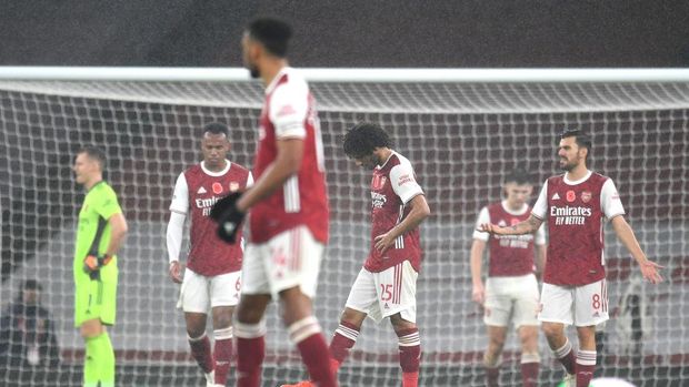 LONDON, ENGLAND - NOVEMBER 8: Arsenal's Mohamed Elneny looks dejected after Aston Villa's second goal during the Premier League match between Arsenal and Aston Villa at Emirates Stadium on November 8, 2020 in London, England.  Sports stadiums across the UK remain under strict restrictions due to the coronavirus pandemic, as government social distancing laws prohibit fans within venues, causing games to be played behind closed doors.  (Photo by Andy Rain - Pool / Getty Images)