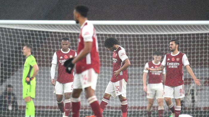Arsenal LONDON, ENGLAND - NOVEMBER 08: Mohamed Elneny of Arsenal looks dejected following Aston Villas second goal during the Premier League match between Arsenal and Aston Villa at Emirates Stadium on November 08, 2020 in London, England. Sporting stadiums around the UK remain under strict restrictions due to the Coronavirus Pandemic as Government social distancing laws prohibit fans inside venues resulting in games being played behind closed doors. (Photo by Andy Rain - Pool/Getty Images)