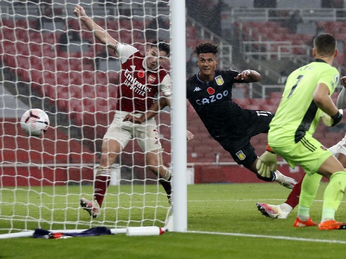Arsenal tampil melempem di kandang sendiri. The Gunners dikalahkan Aston Villa dengan skor 0-3.