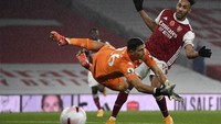 Arsenal berusaha mengejar ketertinggalan dengan melakukan serangan lewat Pierre-Emerick Aubameyang. Andy Rain/Pool via AP.