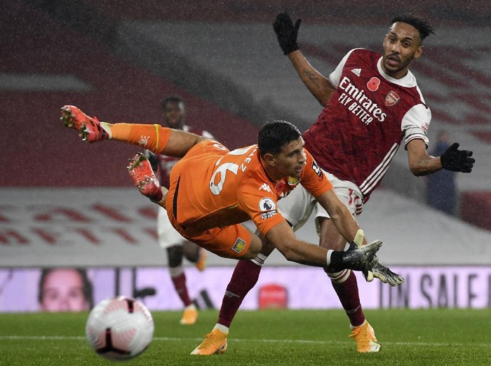 Arsenal tampil melempem di kandang sendiri. The Gunners dikalahkan Aston Villa dengan skor 0-3.