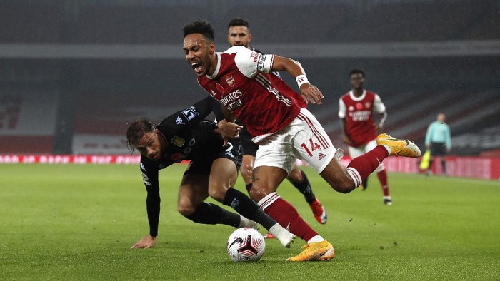 LONDON, ENGLAND - NOVEMBER 08: Pierre-Emerick Aubameyang of Arsenal is challenged by Matthew Cash of Aston Villa during the Premier League match between Arsenal and Aston Villa at Emirates Stadium on November 08, 2020 in London, England. Sporting stadiums around the UK remain under strict restrictions due to the Coronavirus Pandemic as Government social distancing laws prohibit fans inside venues resulting in games being played behind closed doors. (Photo by Alastair Grant - Pool/Getty Images)