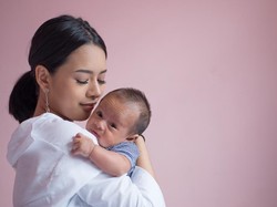 Bahaya Air Putih pada Bayi 0-6 Bulan, Benarkah Merusak Ginjal hingga Otak?