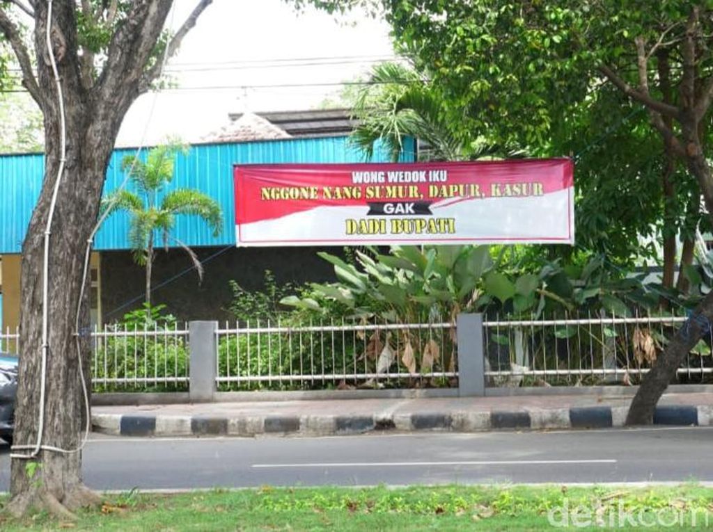 Kaum Perempuan di Banyuwangi Protes Spanduk Black Campaign Soal Gender Kaum Perempuan di Banyuwangi Protes Spanduk Black Campaign Soal Gender
