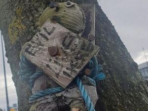 Ada Boneka Terkutuk di Inggris, Sampai Dipaku ke Pohon Ada Boneka Terkutuk di Inggris, Sampai Dipaku ke Pohon