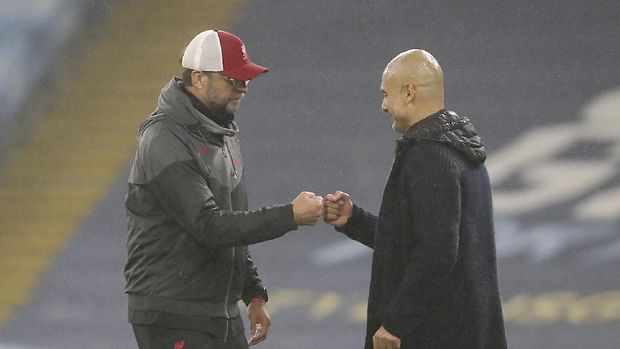 Liverpool's manager Jurgen Klopp, left, and Manchester City's head coach Pep Guardiola greet each other at the end of the English Premier League soccer match between Manchester City and Liverpool at the Etihad stadium in Manchester, England, Sunday, Nov. 8, 2020. The game ended in a 1-1 draw. (Martin Rickett/Pool via AP)