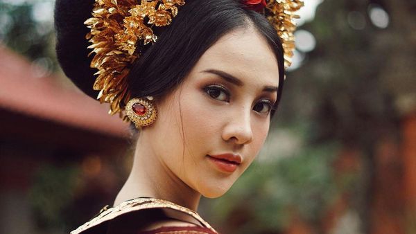Cantiknya Anya Geraldine Berbusana Tradisional Bali