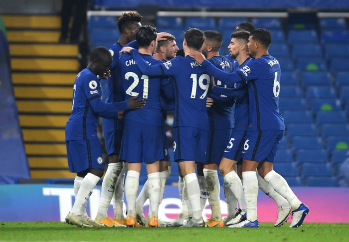 LONDON, ENGLAND - NOVEMBER 07: Timo Werner of Chelsea celebrates with teammates after scoring his teams fourth goal during the Premier League match between Chelsea and Sheffield United at Stamford Bridge on November 07, 2020 in London, England. Sporting stadiums around the UK remain under strict restrictions due to the Coronavirus Pandemic as Government social distancing laws prohibit fans inside venues resulting in games being played behind closed doors. (Photo by Mike Hewitt/Getty Images)