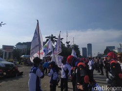 Tuntut Kenaikan Upah, Massa Buruh Demo di DPR Ancam Mogok Kerja