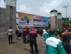 Kembali Aksi Tolak Omnibus Law, Massa Buruh Datangi Gedung DPR