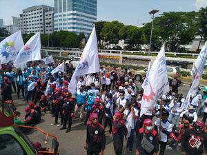 Penampakan Massa Buruh di Demo Depan DPR Minta UU Cipta Kerja Dicabut Penampakan Massa Buruh di Demo Depan DPR Minta UU Cipta Kerja Dicabut