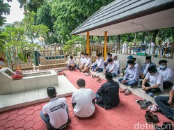 Jelang Hari Pahlawan, Eri-Armuji Ziarah ke Makam Bung Tomo dan WR Soepratman