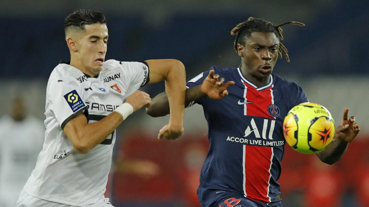 Aksi Moise Kean (kanan) saat berhadapan dengan pemain Rennes. (Foto: AP/Christophe Ena)