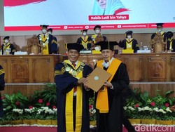 Habib Luthfi bin Yahya Terima Gelar Doktor Honoris Causa dari Unnes
