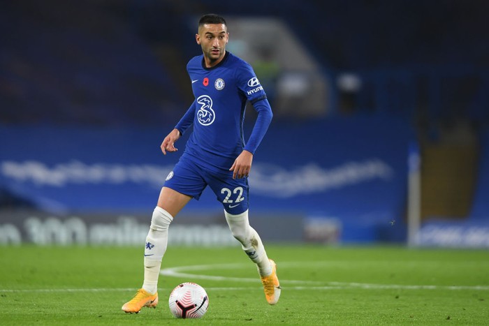 LONDON, ENGLAND - NOVEMBER 07: Hakim Ziyech of Chelsea in action during the Premier League match between Chelsea and Sheffield United at Stamford Bridge on November 07, 2020 in London, United Kingdom. Sporting stadiums around the UK remain under strict restrictions due to the Coronavirus Pandemic as Government social distancing laws prohibit fans inside venues resulting in games being played behind closed doors. (Photo by Mike Hewitt/Getty Images)