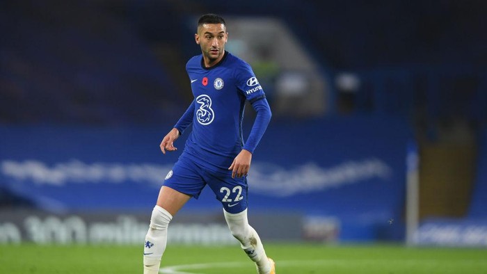 LONDON, ENGLAND - NOVEMBER 07: Hakim Ziyech of Chelsea in action during the Premier League match between Chelsea and Sheffield United at Stamford Bridge on November 07, 2020 in London, United Kingdom. Sporting stadiums around the UK remain under strict restrictions due to the Coronavirus Pandemic as Government social distancing laws prohibit fans inside venues resulting in games being played behind closed doors. (Photo by Mike Hewitt/Getty Images)