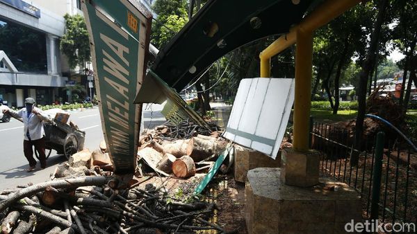 Foto Kondisi Halte Melawai yang Ambruk Tertimpa Pohon