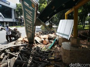 Foto Kondisi Halte Melawai yang Ambruk Tertimpa Pohon