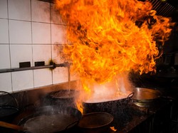 Heboh Tabung Gas Terbakar di Warung Makan, Seperti Ini Cara Padamkan Api