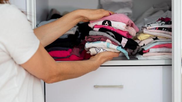 ilustrasi merapikan baju di lemari