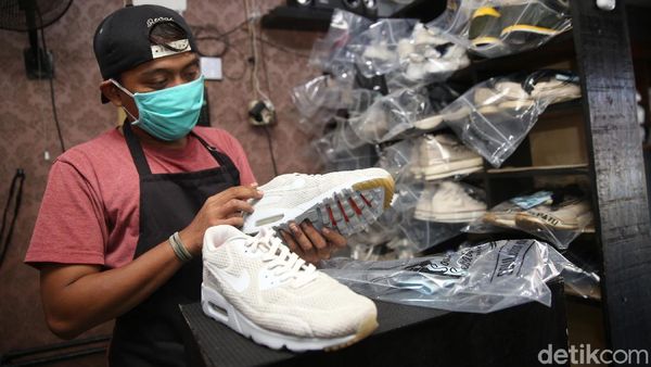 Jasa Cuci Sepatu Meroket di Musim Hujan