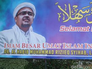 Satpol PP Turunkan Baliho Habib Rizieq se-Kota Bekasi Kemarin