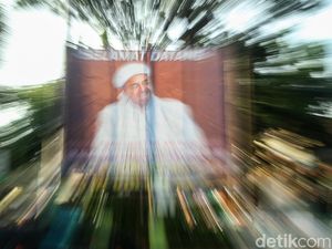 Jelang Pulang Kampung, Spanduk Habib Rizieq Mulai Bermunculan