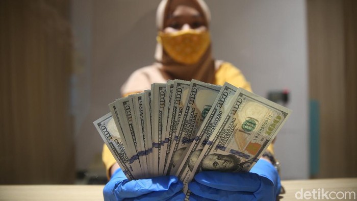 Nilai tukar dolar Amerika Serikat (AS) pagi ini masih berada di level Rp 14.100. Dolar AS sempat tersungkur dari level Rp 14.500an hingga ke Rp 14.119 pada Sabtu pekan lalu.