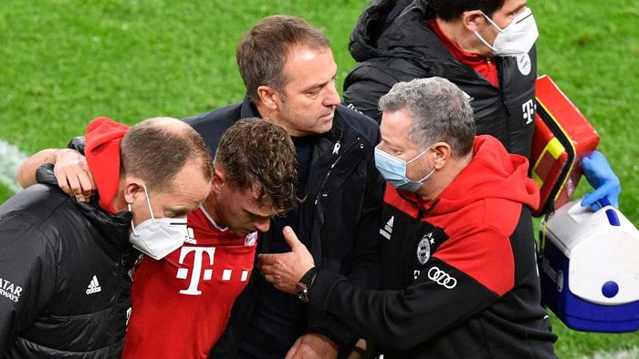 Joshua Kimmich DORTMUND, GERMANY - NOVEMBER 07: Bayerns head coach Hans-Dieter Flick, centre, follows injured Bayerns Joshua Kimmich during the Bundesliga match between Borussia Dortmund and FC Bayern Muenchen at Signal Iduna Park on November 7, 2020 in Dortmund, Germany. (Photo by Martin Meissner - Pool/Getty Images)