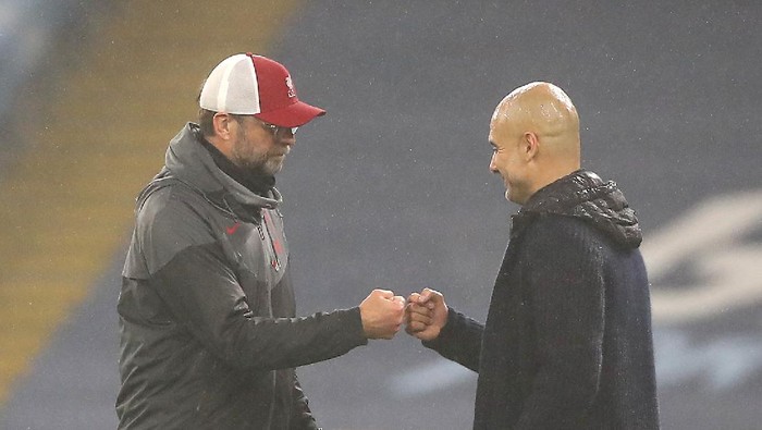 MANCHESTER, ENGLAND - NOVEMBER 08: Jurgen Klopp, Manager of Liverpool interacts with Pep Guardiola, Manager of Manchester City following the Premier League match between Manchester City and Liverpool at Etihad Stadium on November 08, 2020 in Manchester, England. Sporting stadiums around the UK remain under strict restrictions due to the Coronavirus Pandemic as Government social distancing laws prohibit fans inside venues resulting in games being played behind closed doors. (Photo by Martin Rickett - Pool/Getty Images)