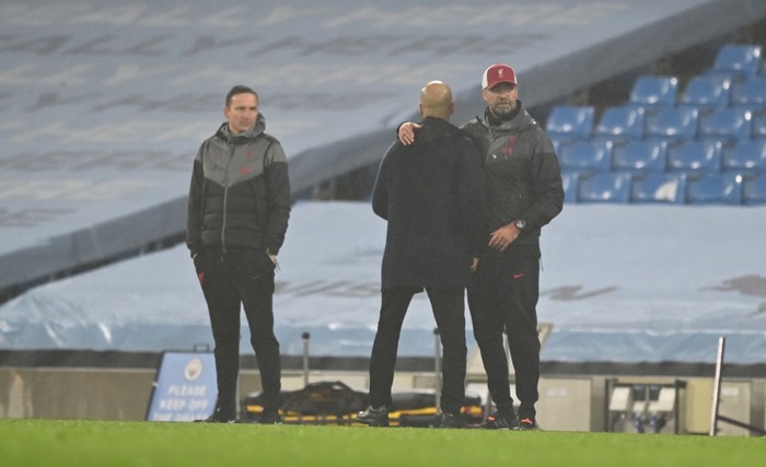 MANCHESTER, ENGLAND - NOVEMBER 08: Pep Guardiola, Manager of Manchester City and Jurgen Klopp, Manager of Liverpool interact after the Premier League match between Manchester City and Liverpool at Etihad Stadium on November 08, 2020 in Manchester, England. Sporting stadiums around the UK remain under strict restrictions due to the Coronavirus Pandemic as Government social distancing laws prohibit fans inside venues resulting in games being played behind closed doors. (Photo by Shaun Botterill/Getty Images)