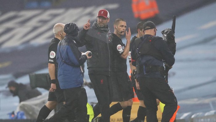 MANCHESTER, ENGLAND - NOVEMBER 08: Jurgen Klopp, Manager of Liverpool reacts following the Premier League match between Manchester City and Liverpool at Etihad Stadium on November 08, 2020 in Manchester, England. Sporting stadiums around the UK remain under strict restrictions due to the Coronavirus Pandemic as Government social distancing laws prohibit fans inside venues resulting in games being played behind closed doors. (Photo by Martin Rickett - Pool/Getty Images)