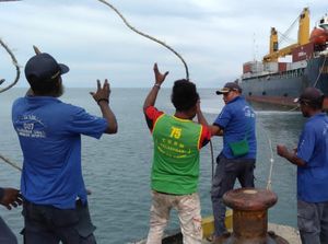 Perdana! Kapal Kontainer 5.000 GT Sandar di Pelabuhan Waren Papua Perdana! Kapal Kontainer 5.000 GT Sandar di Pelabuhan Waren Papua