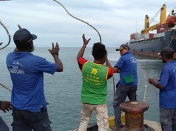 Perdana! Kapal Kontainer 5.000 GT Sandar di Pelabuhan Waren Papua