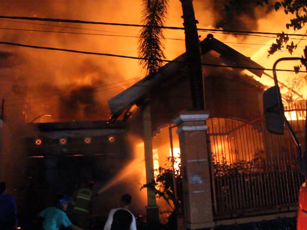 Video Si Jago Merah Membara di Makassar, Satu Unit Rumah Ludes Video Si Jago Merah Membara di Makassar, Satu Unit Rumah Ludes