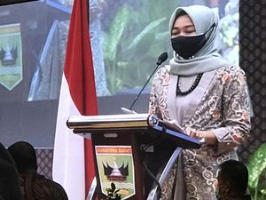 Yanuk Sri Mulyani Jadi Ketua KPU Perempuan Pertama di Sumbar Yanuk Sri Mulyani Jadi Ketua KPU Perempuan Pertama di Sumbar