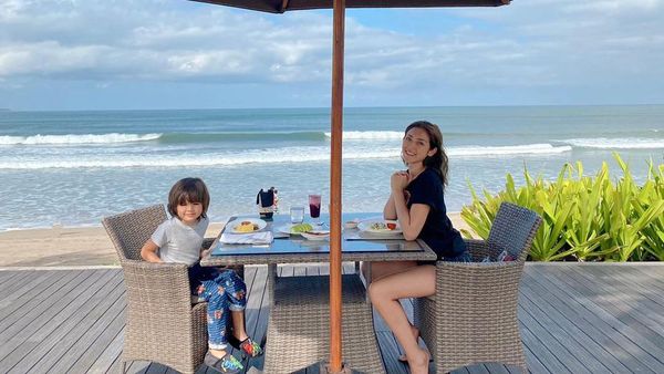 Kompaknya Jessica Iskandar dan El Barack Saat Makan Bareng di Bali